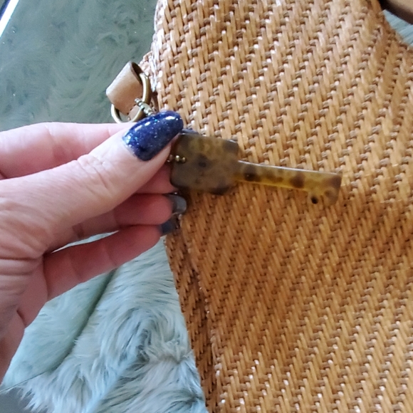Fossil Straw Handbag with unique key - Picture 3 of 5